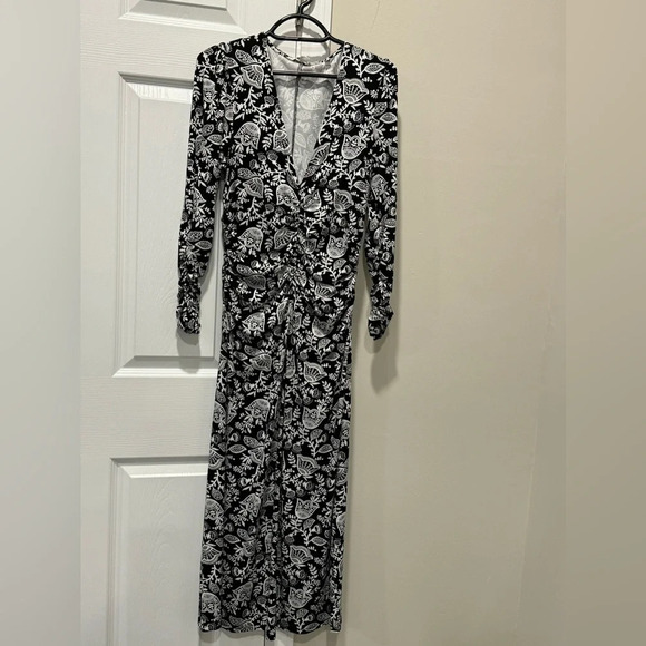 Boden Ruched Jersey
Midi Dress
• Color/pattern: black and ivory, tulip vine - Picture 6 of 9